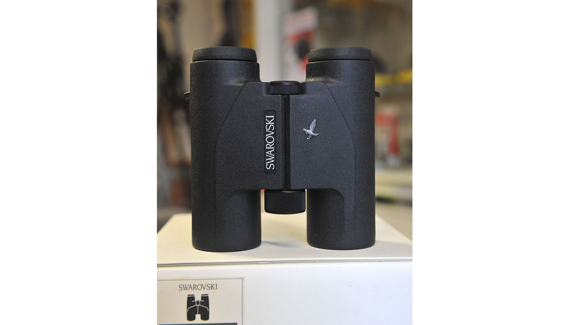 Swarovski Optik производит оптические приборы, а также предлагает «бриллианты» в области   бинокль   и телескопы